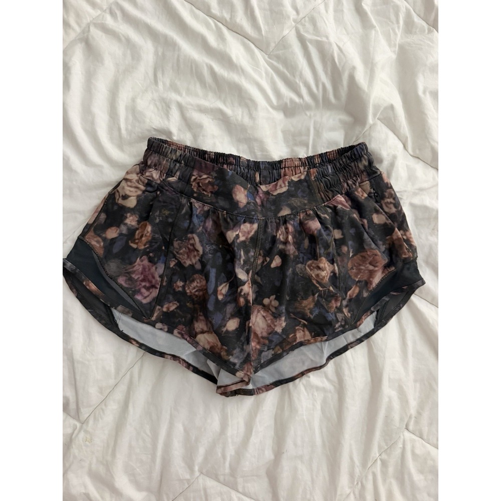 Lululemon Women's Low Rise Hotty Hot Shorts 2.5" Size 4 Floral